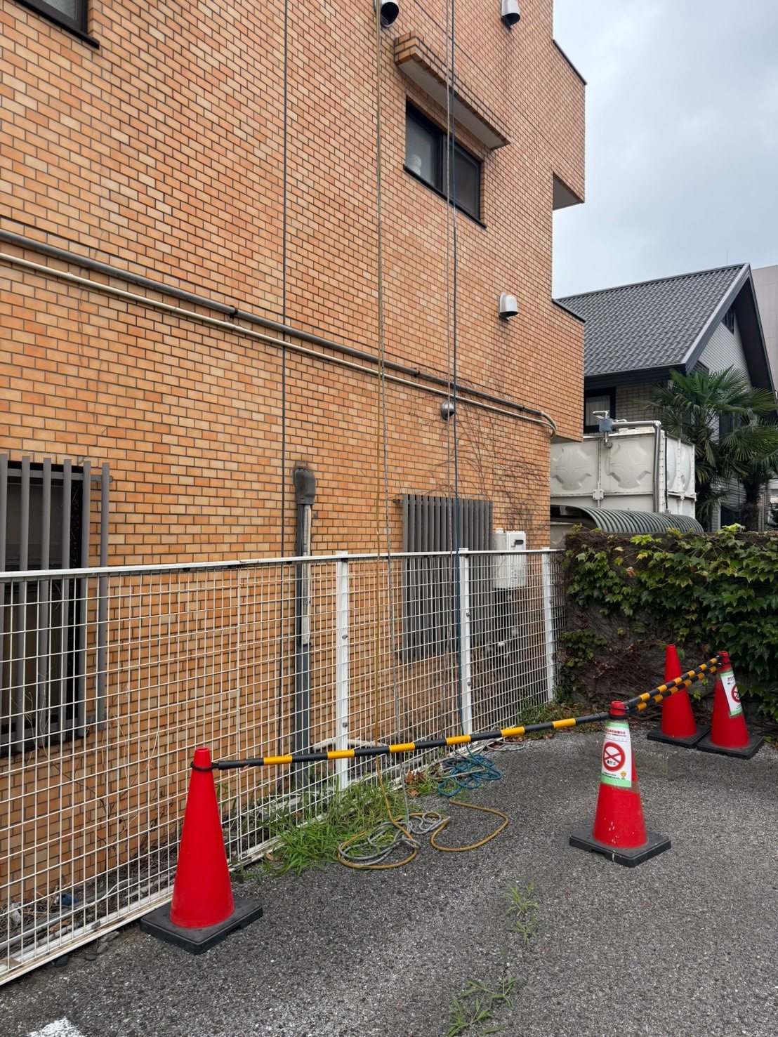 ロープ・ハーネス・工具等の施工機材と作業区画(実際の施工現場)